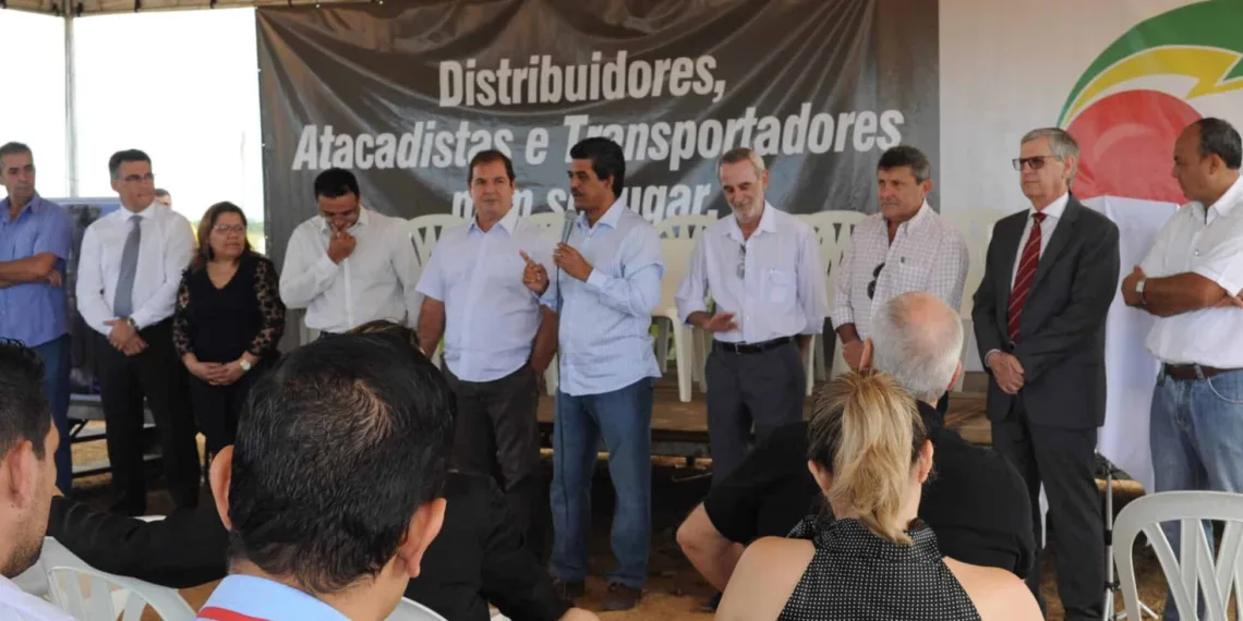 Edvaldo Magalhães ao lado de Tião e empresários ontem