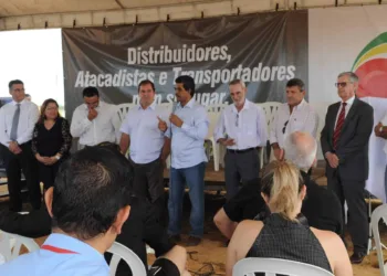 Edvaldo Magalhães ao lado de Tião e empresários ontem