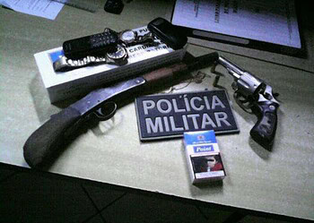Armas e objetos roubados foram apreendidos