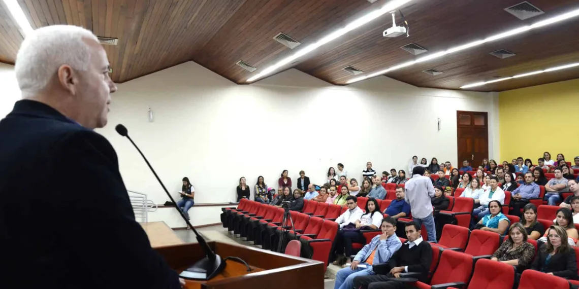 Secretário de Educação, Marco Brandão, fala para recém-empossados ontem