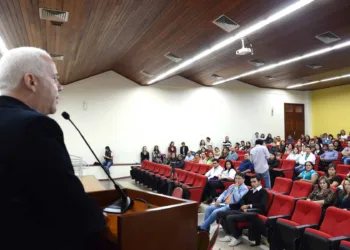 Secretário de Educação, Marco Brandão, fala para recém-empossados ontem