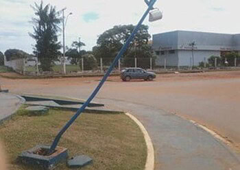 Poste em rotatória ficou com as marcas do acidente