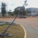 Poste em rotatória ficou com as marcas do acidente