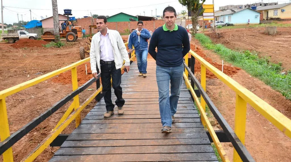 Prefeito Marcus Alexandre esteve no local com Marinheiro, da Emurb (à esquerda)