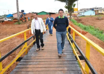 Prefeito Marcus Alexandre esteve no local com Marinheiro, da Emurb (à esquerda)