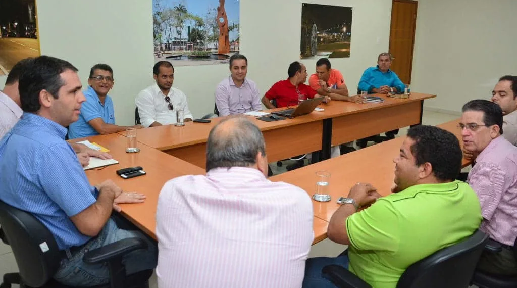 Prefeito em reunião com religiosos no prédio do município