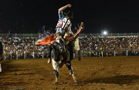 Peão dá show de montaria em rodeio espetacular