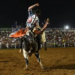 Peão dá show de montaria em rodeio espetacular
