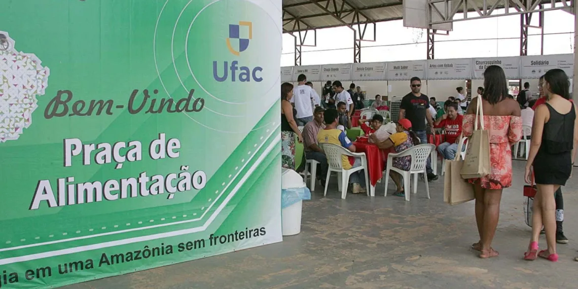 Local oferece pratos e souvenir regionais a quem passa lá