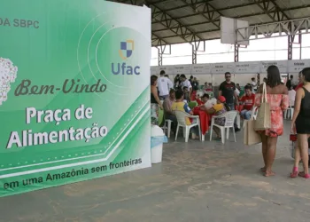Local oferece pratos e souvenir regionais a quem passa lá