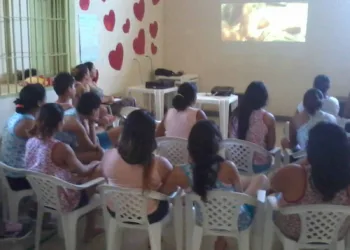 Socioeducandas participam de grupo reflexivo sobre a valorização familiar