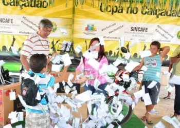 FGB e Sindicato dos Camelôs realizam sorteio de prêmios da Copa no Calçadão
