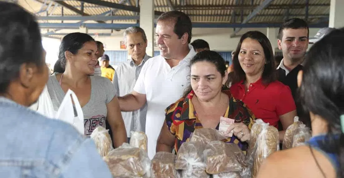 Tião e Nazaré conversam com vendedores e levaram abraço fraterno aos produtores que abastecem a mesa