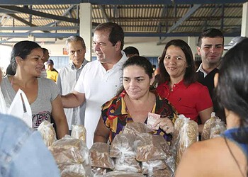 Tião e Nazaré conversam com vendedores e levaram abraço fraterno aos produtores que abastecem a mesa