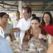 Tião e Nazaré conversam com vendedores e levaram abraço fraterno aos produtores que abastecem a mesa