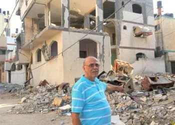 Yusif El Shawwa mostra destroços que os bombardeios de Israel deixaram em Gaza