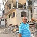 Yusif El Shawwa mostra destroços que os bombardeios de Israel deixaram em Gaza