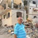 Yusif El Shawwa mostra destroços que os bombardeios de Israel deixaram em Gaza