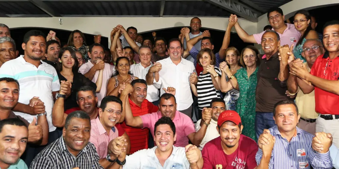 Tião Viana com lideranças partidárias e comunitárias