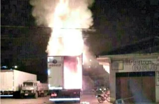 Caminhão pega fogo em posto de gasolina em Cruzeiro do Sul