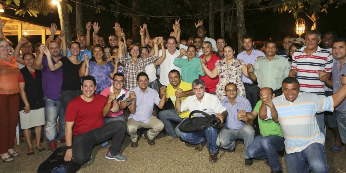 Lideranças posam para a foto em apoio a Tião Viana