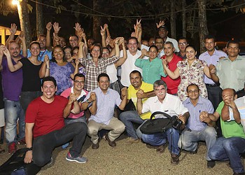 Lideranças posam para a foto em apoio a Tião Viana