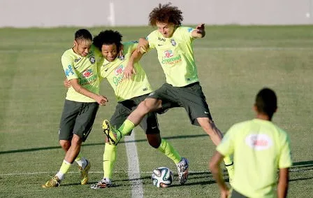 Neymar, Marcelo e David Luiz
brincam com a bola no aquecimento