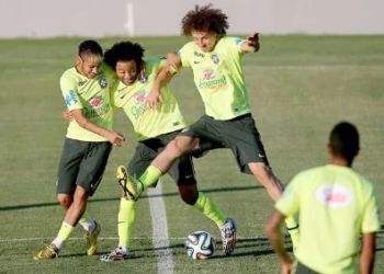 Neymar, Marcelo e David Luiz
brincam com a bola no aquecimento