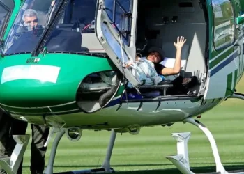 Neymar acena de dentro do helicóptero antes de deixar a Granja Comary; jogador está fora da Copa