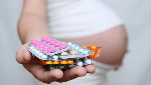 Orientação médica é essencial para uso de medicamentos na gravidez