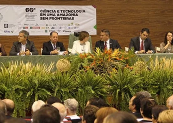 Composição da mesa de abertura da 66ª Reunião, na noite desta terça-feira, 22