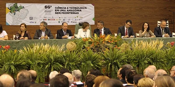 Composição da mesa de abertura da 66ª Reunião, na noite desta terça-feira, 22