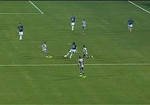 Ricardo Goulart arrisca de longe e marca um golaço