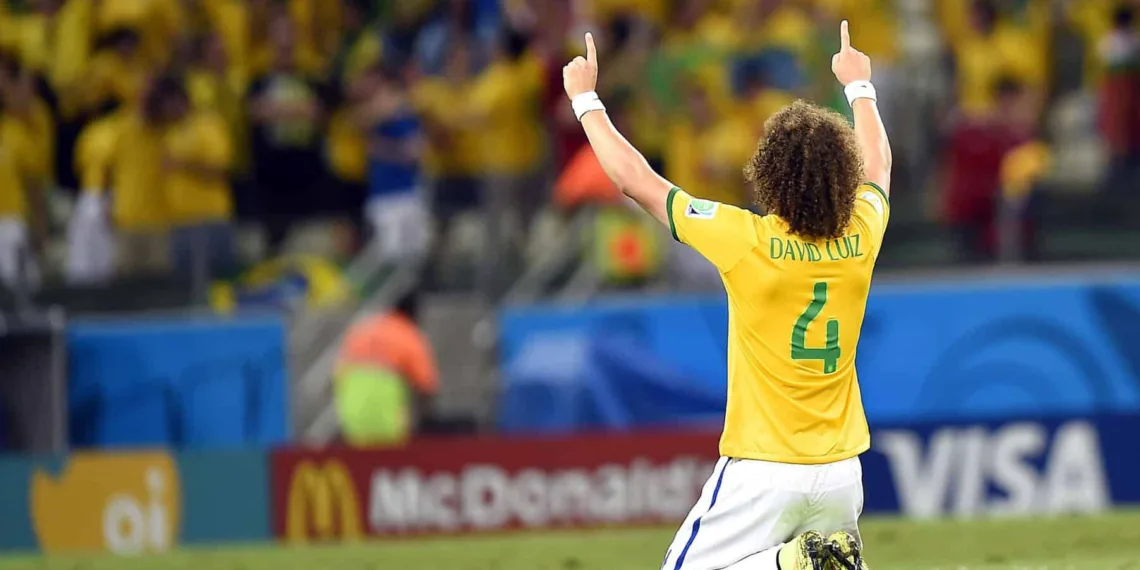 David Luiz marcou um golaço