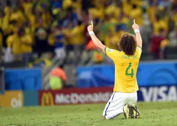 David Luiz marcou um golaço