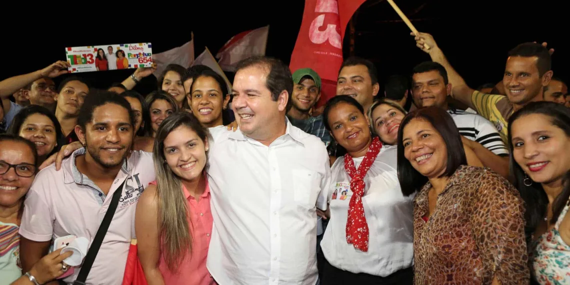 Com bandeiras na mão, vestidos de vermelho e muita alegria, população do Floresta garante apoio a Tião Viana
