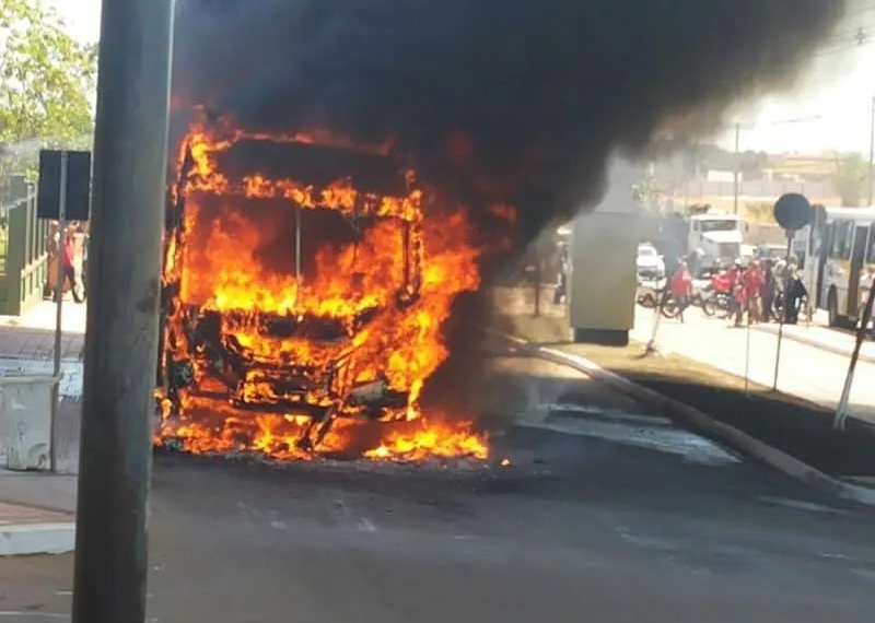 Ônibus pega fogo em frente ao Hospital das Clínicas