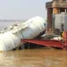 Carreta carregada com 50 mil litros de óleo diesel cai de balsa no Rio Madeira