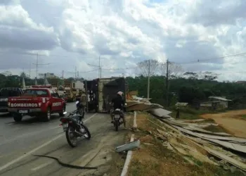 Carreta com compensados tomba próximo à terceira ponte