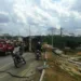 Carreta com compensados tomba próximo à terceira ponte