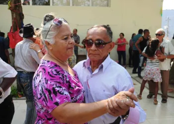 Senadinho 14 anos: idosos fazem da dança terapia e ainda encontram o amor