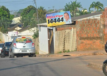 Placas em casas apresentam série de irregularidades