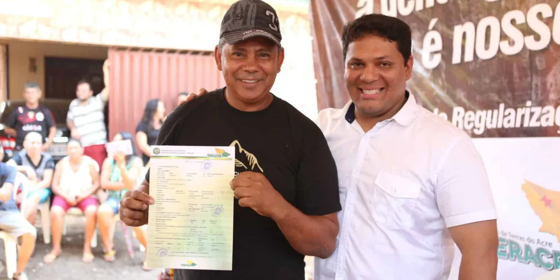 Diretor-presidente do Iteracre entregou título a moradores