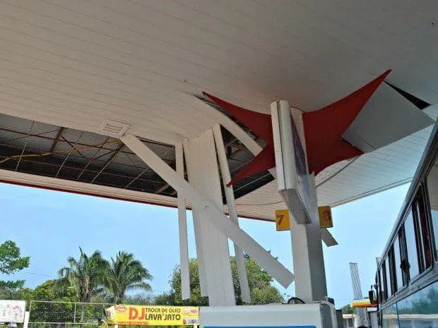 Frente fria chega com granizo e ventanias e destrói vários telhados em Rio Branco