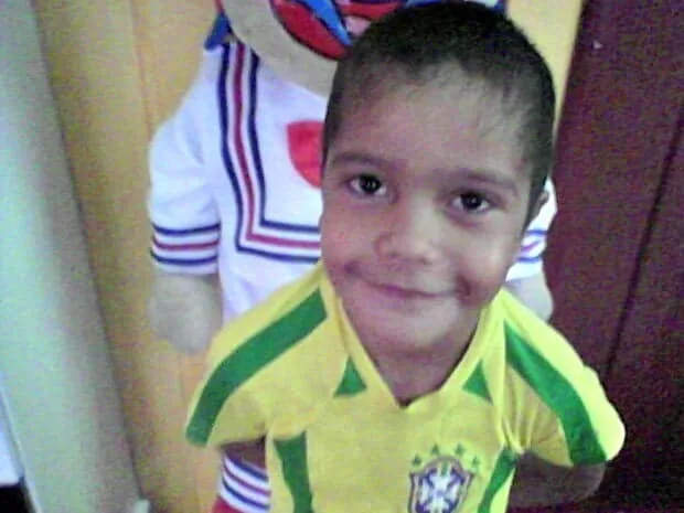 Menino morre dias após cair de árvore e família acusa hospital