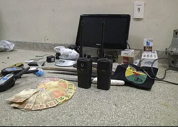 Homem é preso com drogas, armas e rádios comunicado​res