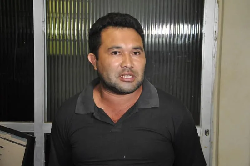 Homem é preso com habilitação e carteira de polÍcia falsificada
