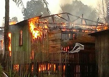 Suposta tentativa de suicídio termina com duas casas incendiadas  no Airton Sena