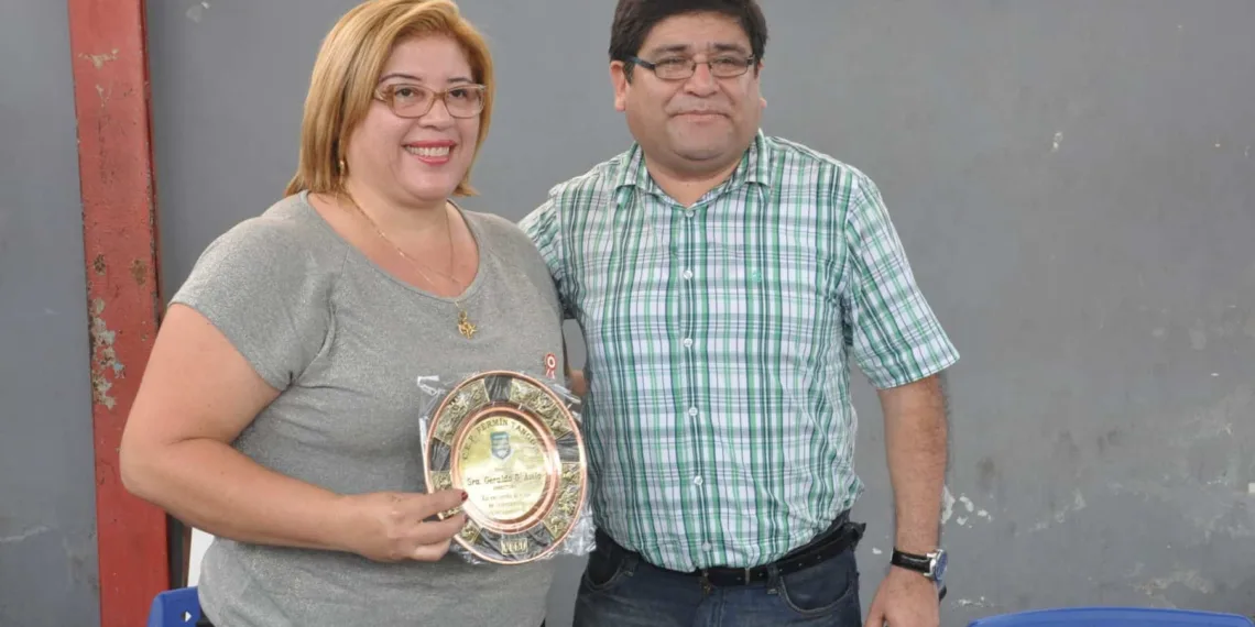 Comitiva de peruanos chega a Rio Branco e é recepcionada por alunos da escola José Rodrigues Leite