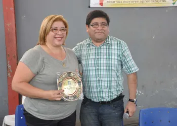 Comitiva de peruanos chega a Rio Branco e é recepcionada por alunos da escola José Rodrigues Leite